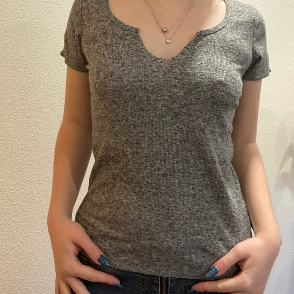grey tee